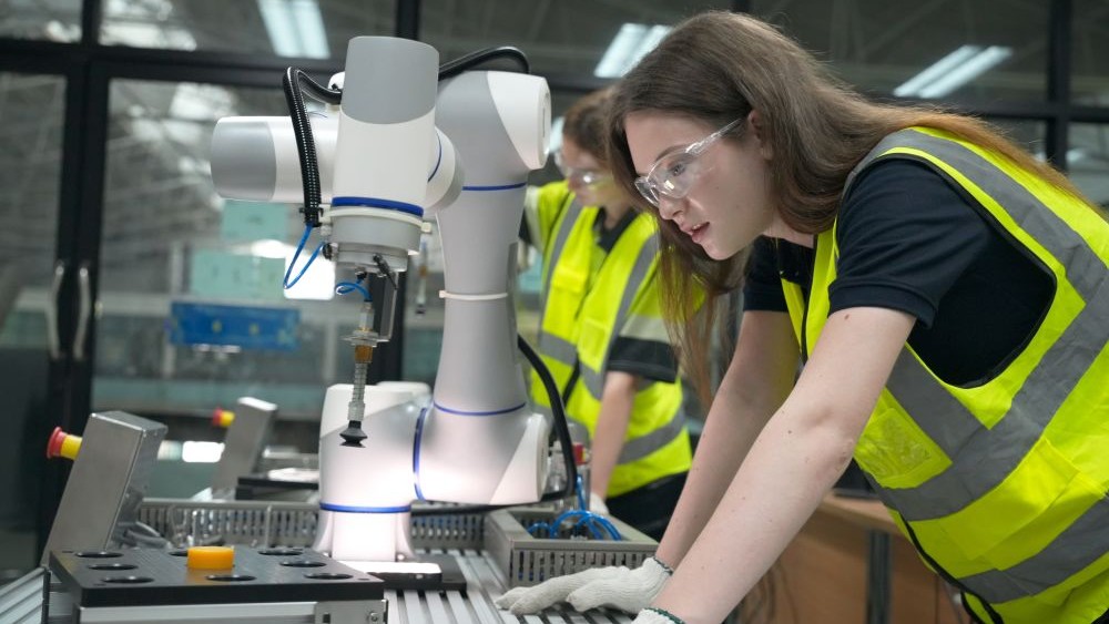 women manufacturing sm cr